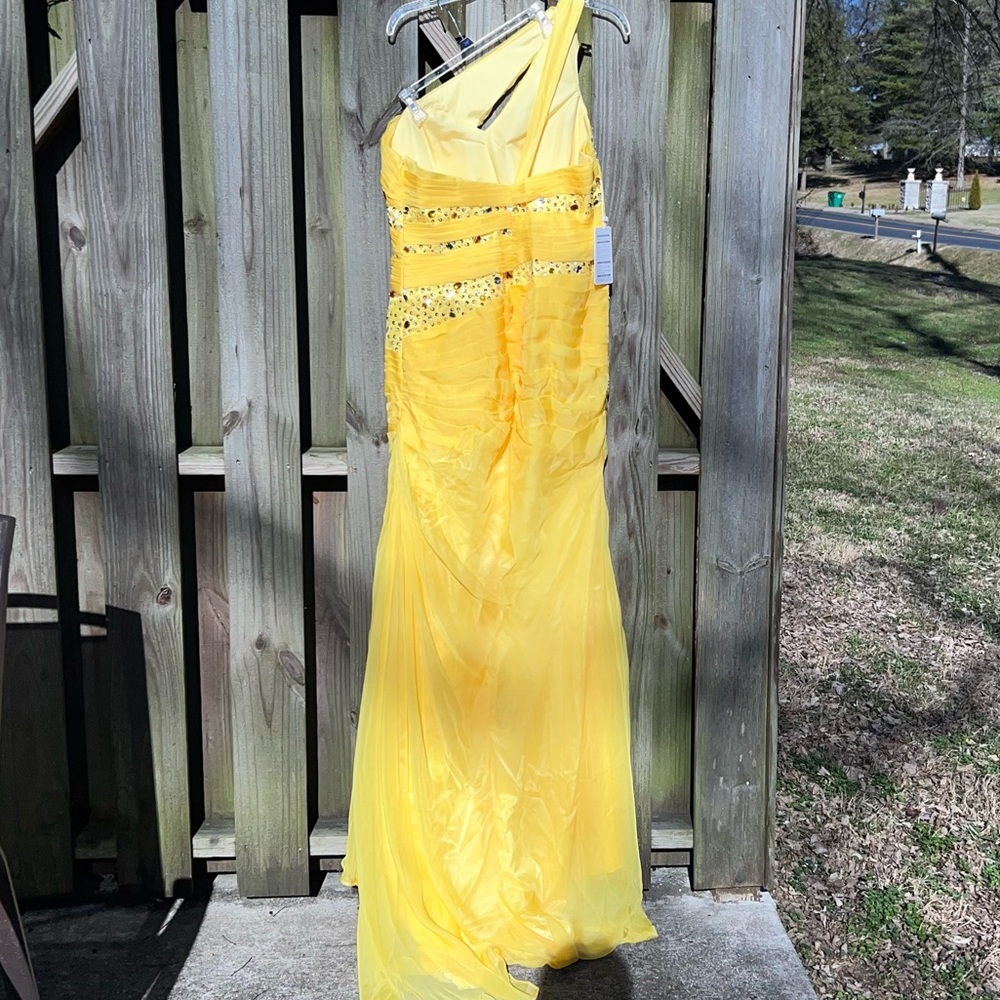 Judy Bridal one shoulder yellow gown. - Picture 7 of 13